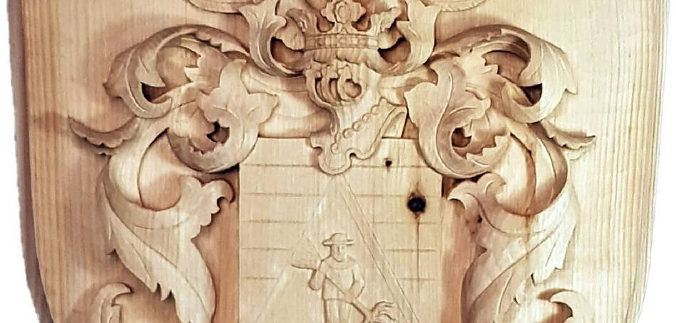 Handgeschnitztes Familien Wappen in Zirbelhol